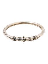 Load image into Gallery viewer, Sterling Silver Deteling And Multitextured Design Bangle
